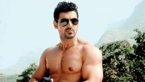 Comment John Abraham maintient sa santé et sa forme physique : le régime alimentaire et l&rsquo;entraînement mis à jour en 2022