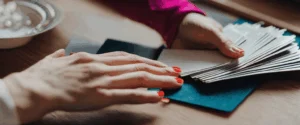 Comment choisir la sleeve perfect fit pour protéger vos cartes efficacement
